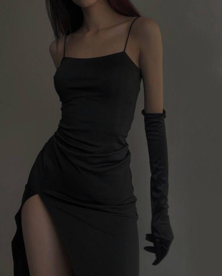Жіноча довга сукня в обтяжку стильна модна з розрізом підкреслює фігуру чорна без рукавів
