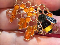 Брошь брошка значок пчела пчелка желтая и золотистые соты мед камешек