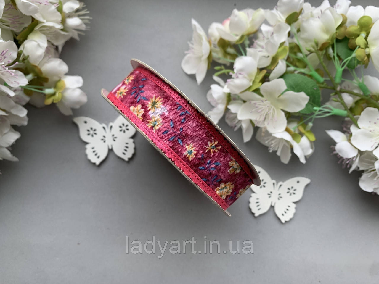 Стрічка з малюнком "Квіти на малиновому" 2,5 см, 20 ярд (близько 18 м) рулоном
