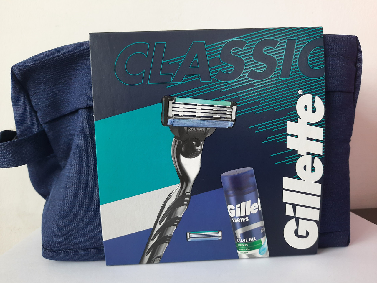 Набір для гоління чоловічий сумка + Gillette Mach 3 верстат + 2 касети + гель для гоління чутливий 200 мл., фото 1