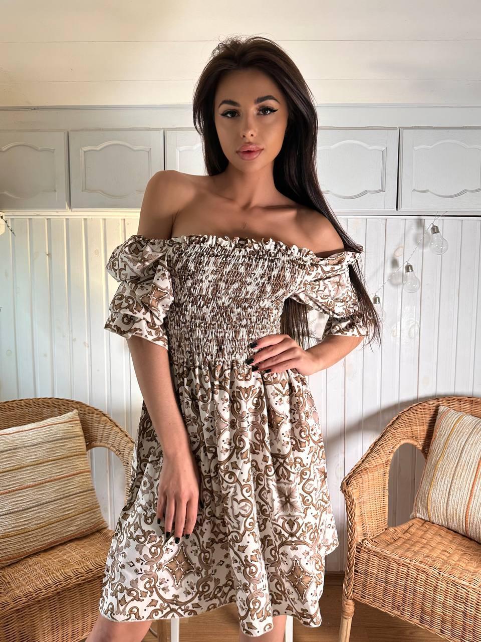 Коротке плаття в принт із верхом резинкою відкритими плечима та розкльошеною спідницею (р. 42-46), фото 1