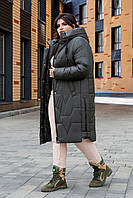 Чорне батальне зимове жіноче пальто на блискавці