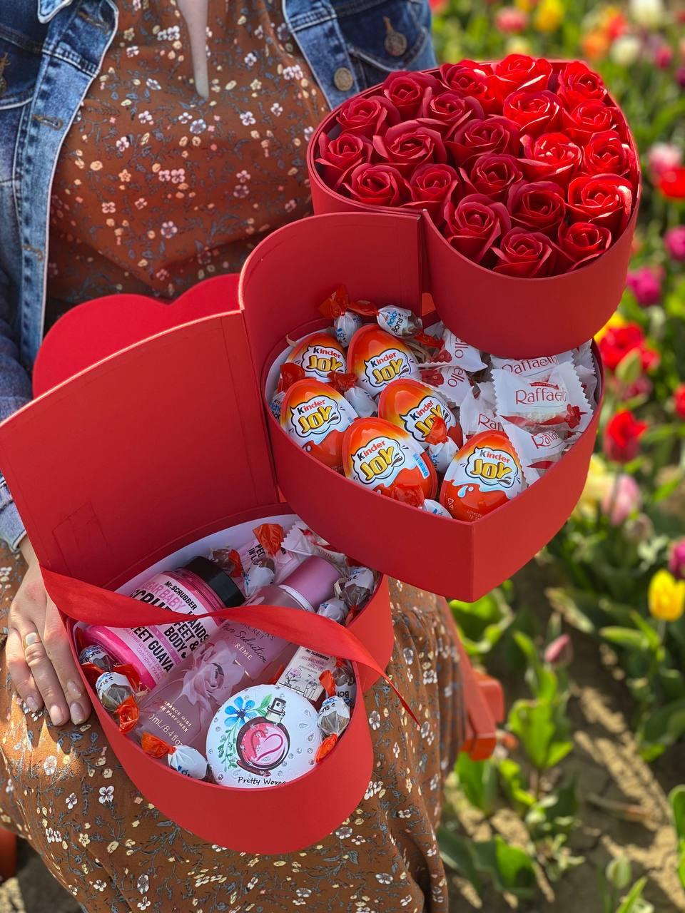 Триярусний подарунковий бокс серце червоний з солодощами, косметикою та мильними трояндами для жінок, для коханої