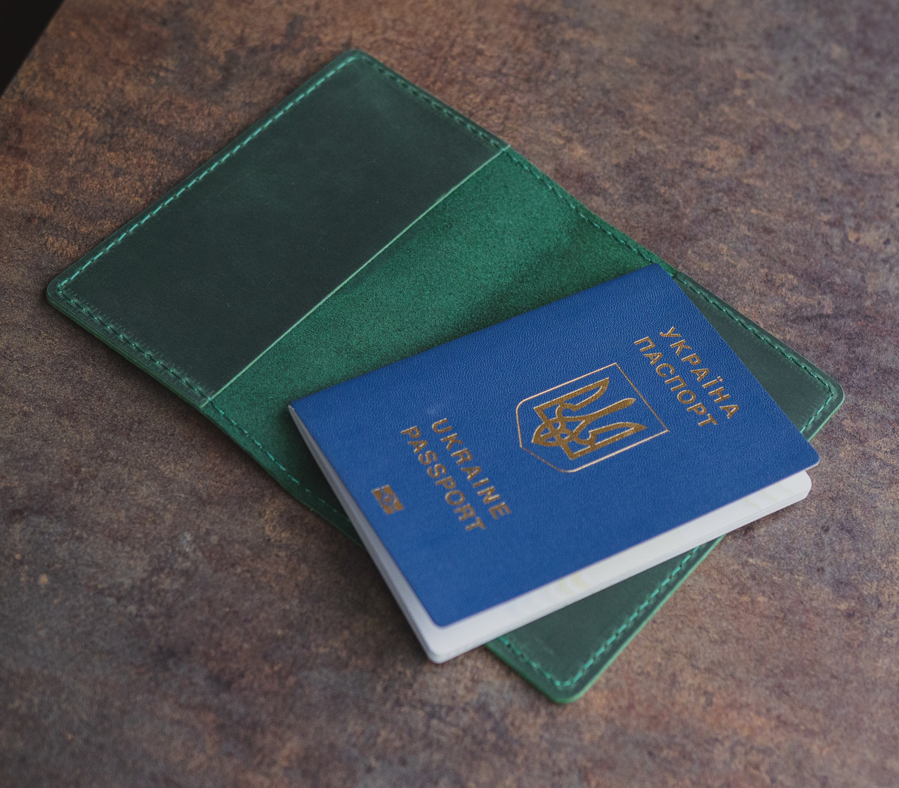 Шкіряна обкладинка для паспорта книжечкою, для закордонного паспорту зелена