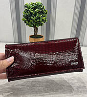 Жіночий бордоий шкіряний лаковий гаманець зі змійками для монет