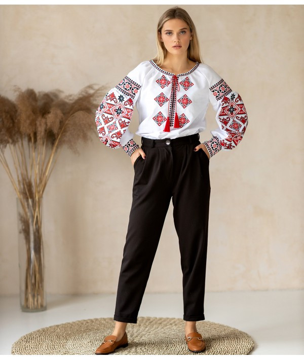 Красива Вишиванка Ошатна блузка жіноча біла з традиційним українським червоно-чорним орнаментом.