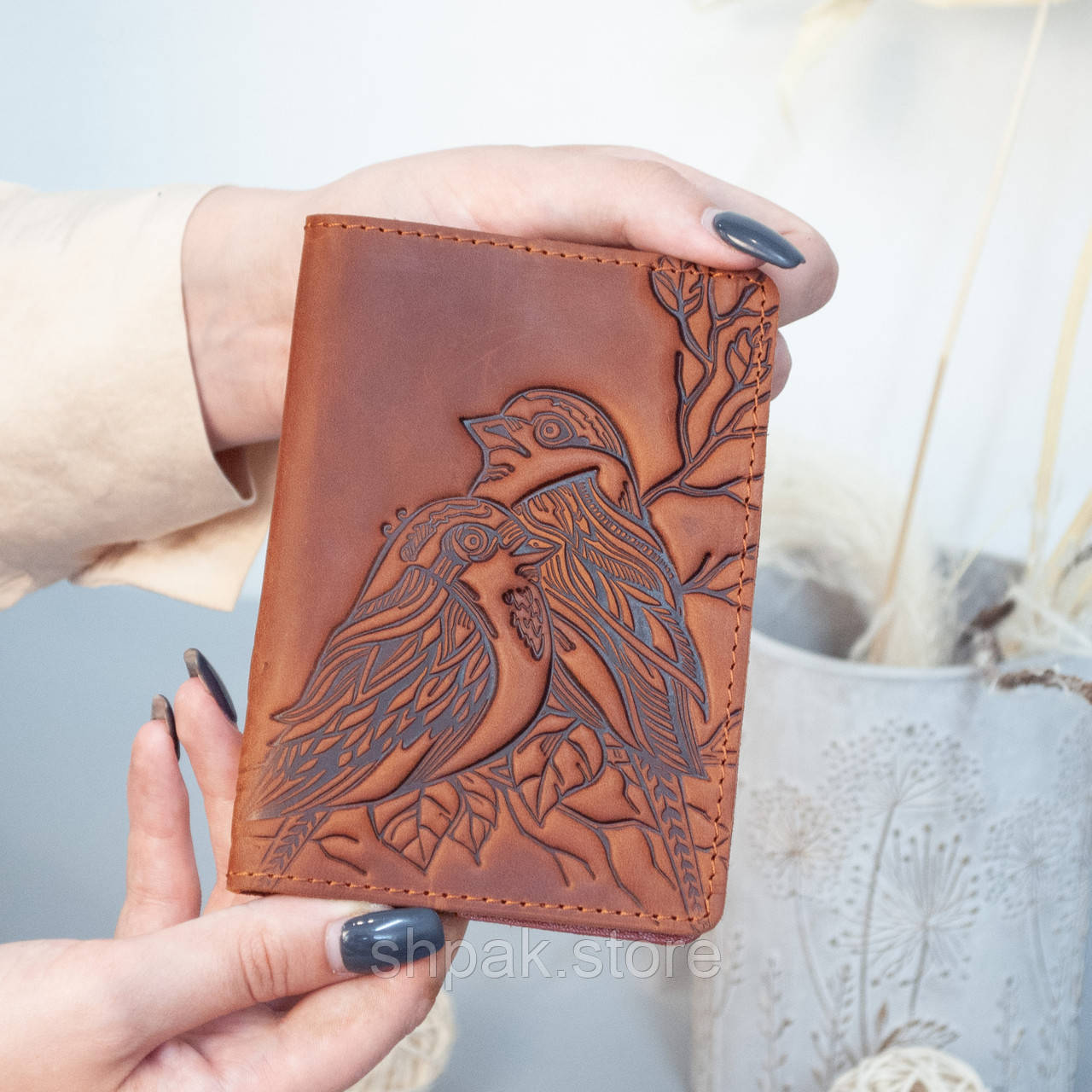 Обкладинка для паспорта жіноча шкіряна світло-коричнева з тисненням Пташки, фото 1