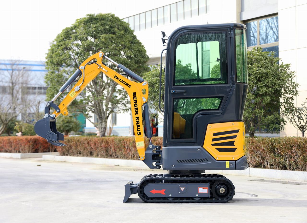 Міні-екскаватор Berger Kraus BK1250KSR з кабіною, поворотною стрілою, регульованою гусеницею з ковшем 380 мм.