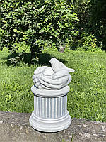 Садовый набор ладони с птичкой на постаменте серого цвета, садовые скульптуры руки на подставке