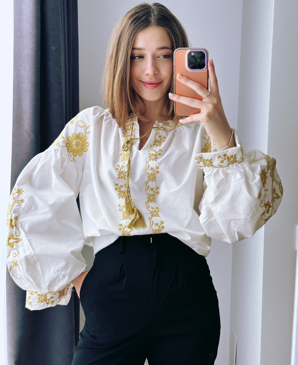 Жіноча вишиванка, блузка білого кольору з жовтою вишивкою і довгим рукавом