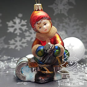 Скляна ялинкова іграшка хлопчик на санчатах Komozja Family