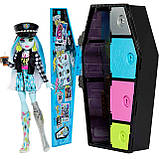 Monster High Frankie Stein HKY62 Лялька Монстр Хай Френкі Штейн Шафа з секретами, фото 3