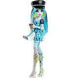 Monster High Frankie Stein HKY62 Лялька Монстр Хай Френкі Штейн Шафа з секретами, фото 6