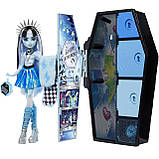 Monster High Frankie Stein HNF75 Лялька Монстр Хай Френкі Штейн Шафа з секретами, фото 3