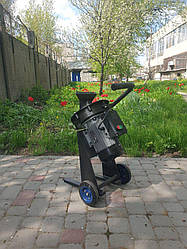 Щепоріз подрібнювач гілок садовий "БОБЕР" 2,2 кВт, мульчувач.