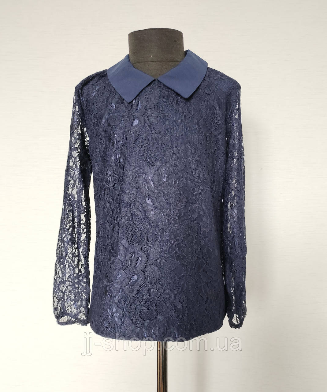 Дитяча шкільна блузка для дівчаток 134,140,146,152 розмір, молочнтемно-синього кольору гіпюрова
