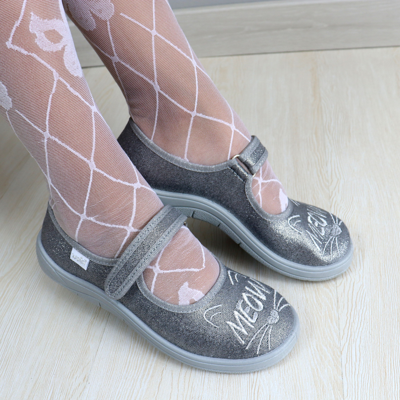Текстильні туфлі для дівчинки на липучці срібло Alina тм Waldi