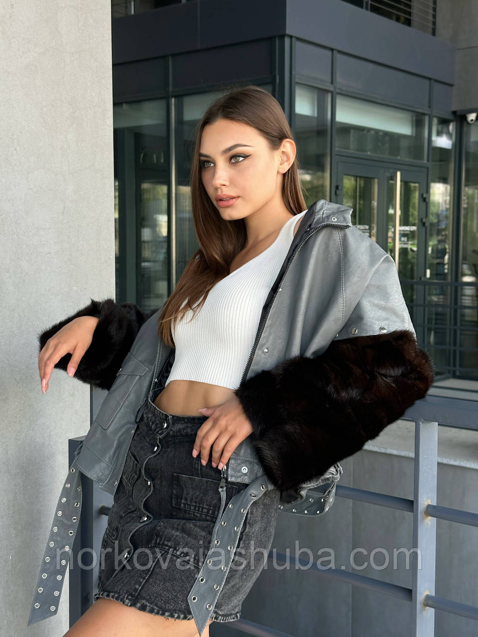 Жіноча шкіряна куртка з хутряними рукавами з натуральної норки — нова модель