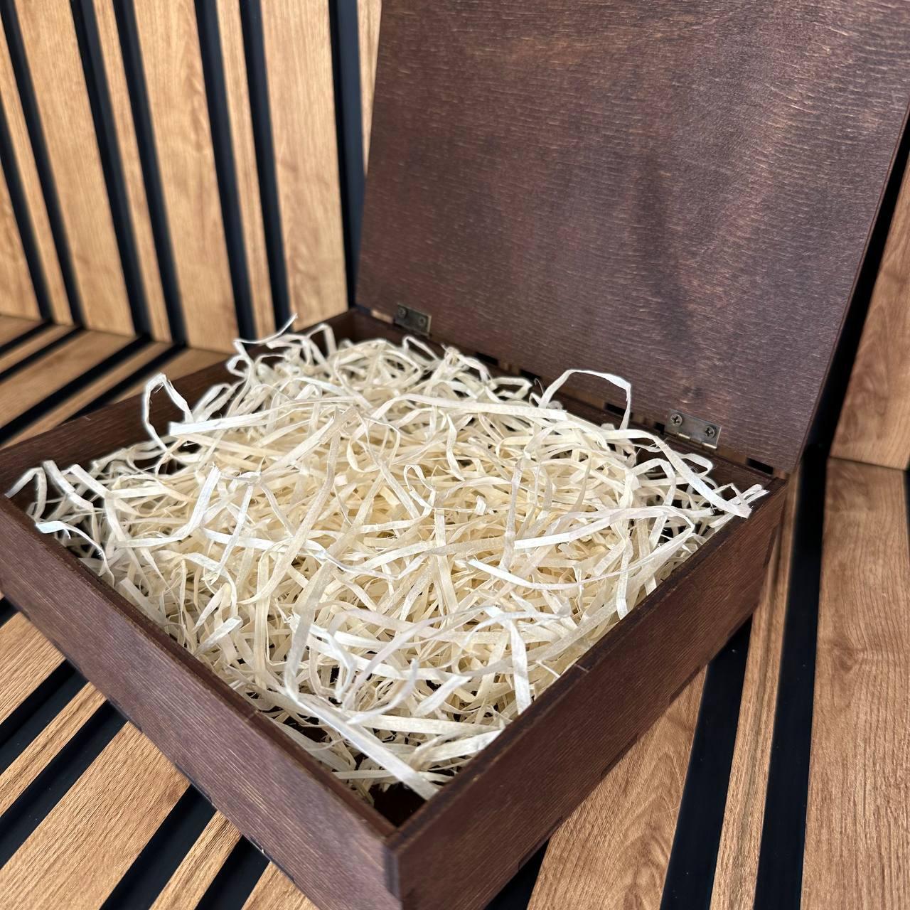 Подарочная коробка из дерева с декоративной стружкой бокс 17х15х4,5 дуб венге с крышкой на завесах - фото 1 - id-p1905668790