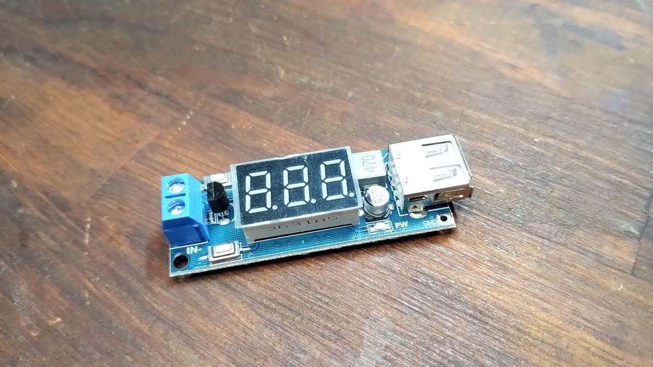 DC-DC знижувальний перетворювач 4,5-40V — 5V 2 A USB з дисплеєм