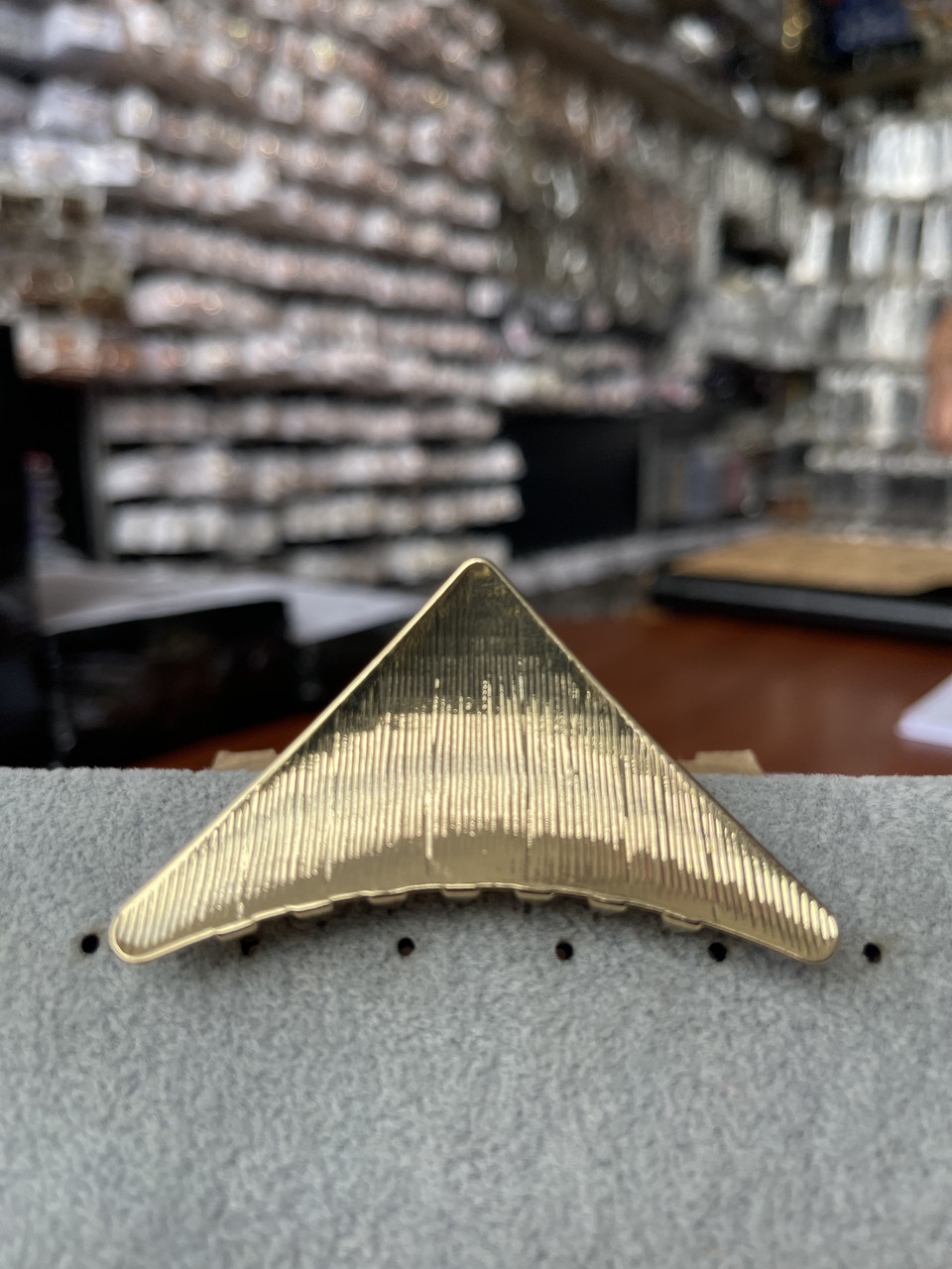 Шпилька краб металева золотистого кольору глянсова з візерунками розмір краба 75 Х 45 мм