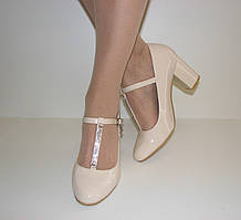 Зручні жіночі туфлі колір беж на стійкому середньому підборі з ремінцем розмір 40