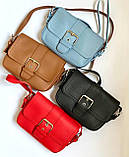 Чорна жіноча сумка-поштальйонка на плече з коротким ремінцем, фото 3