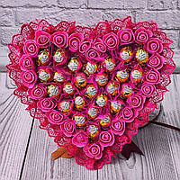 Букет с конфетами необычный подарок для любимой в форме сердца на день влюбленных