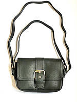 Чорна жіноча сумка-поштальйонка на плече з коротким ремінцем