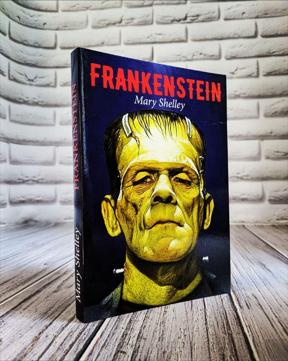 Книга "Frankenstein" (Франкенштейн), англійською мовою Мері Шеллі