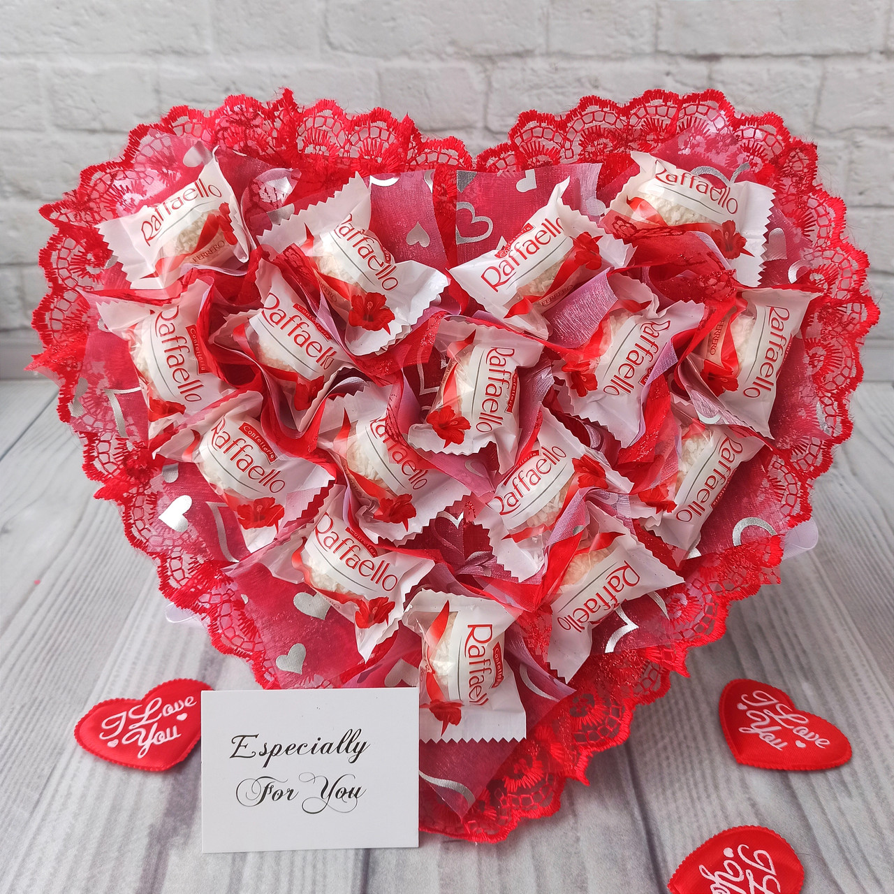 Червоний букет із цукерками Rafaello, в формі серця Рафаелло подарунок для дівчини чи жінки на день закоханих