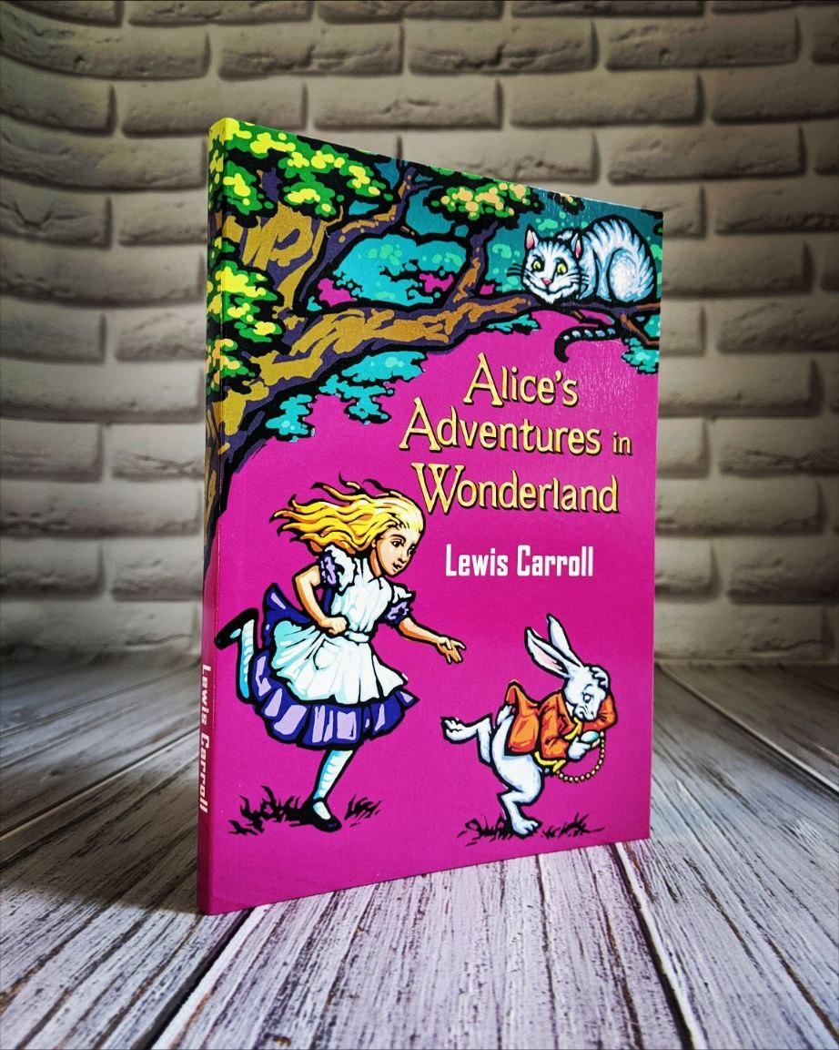 Книга "Alice's Adventures in Wonderland" (Алісині пригоди у Дивокраї), англійською мовою Льюїс Керрол