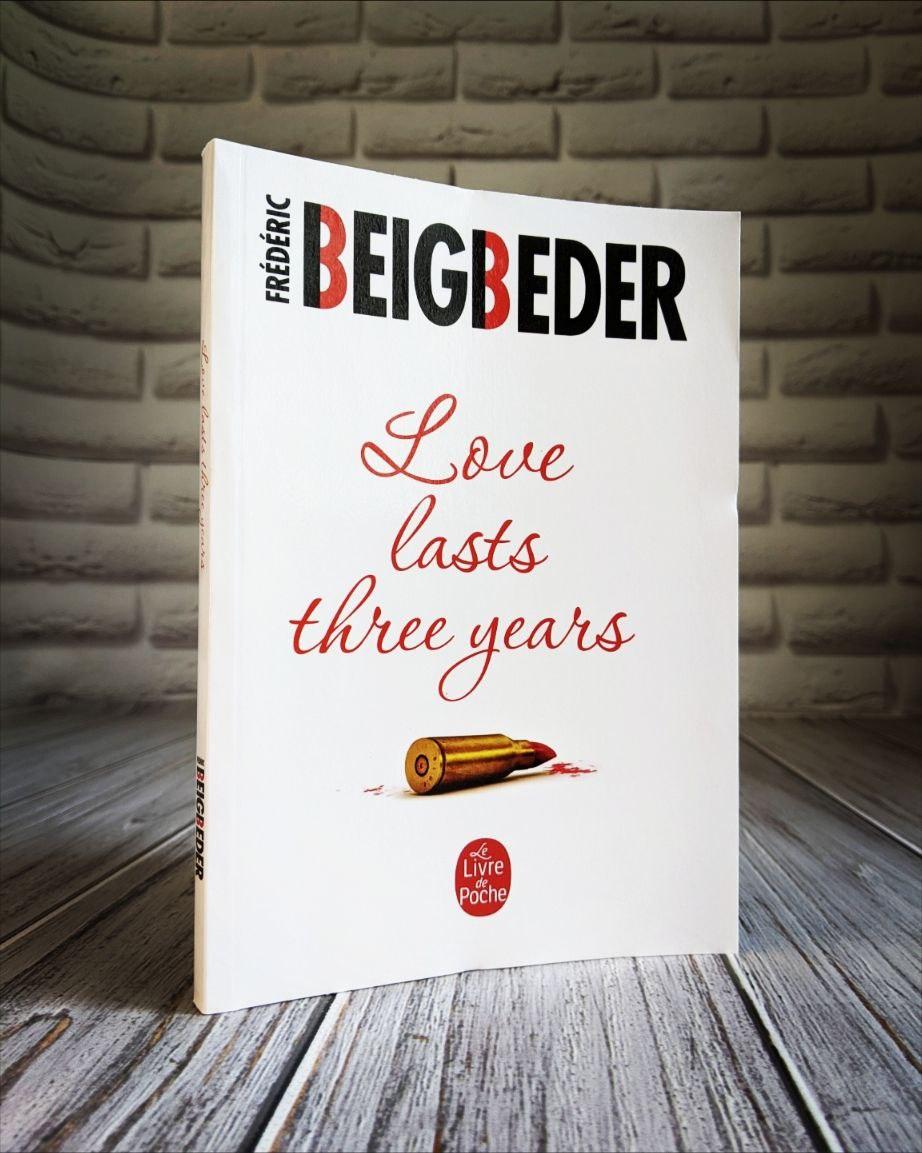Книга "Love lasts three years" (Кохання живе три роки), англійською мовою Фредерік Бегбедер