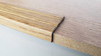 Кутовий алюмінієвий поріжок 24*10 Дуб