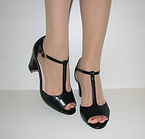 Літні чорні босоніжки жіночі каблуки закриті п'ята розмір 36
