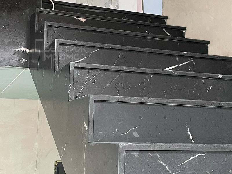 Сходи з граніту Negresko