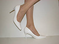 Зручні білі туфлі човника жіночі на шпильці розмір 38