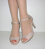 Ошатні жіночі бежеві лакові босоніжки закрита п'ята на шпильці розмір 40, фото 3