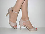 Ошатні жіночі бежеві лакові босоніжки закрита п'ята на шпильці розмір 40, фото 4
