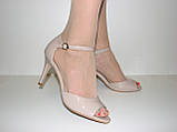 Бежеві лакові жіночі босоніжки закрита п'ята на шпильці розмір 38, фото 5