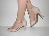 Ошатні жіночі бежеві лакові босоніжки закрита п'ята на шпильці розмір 40, фото 5