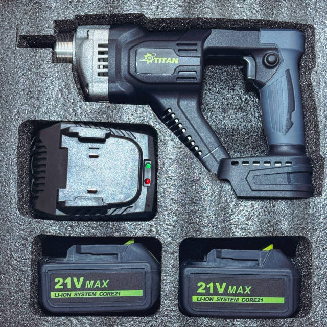 Купити Акумуляторний глибинний вібратор для бетону TITAN