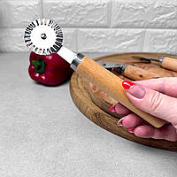 Одинарный фигурный нож для теста и пиццы с деревянной ручкой