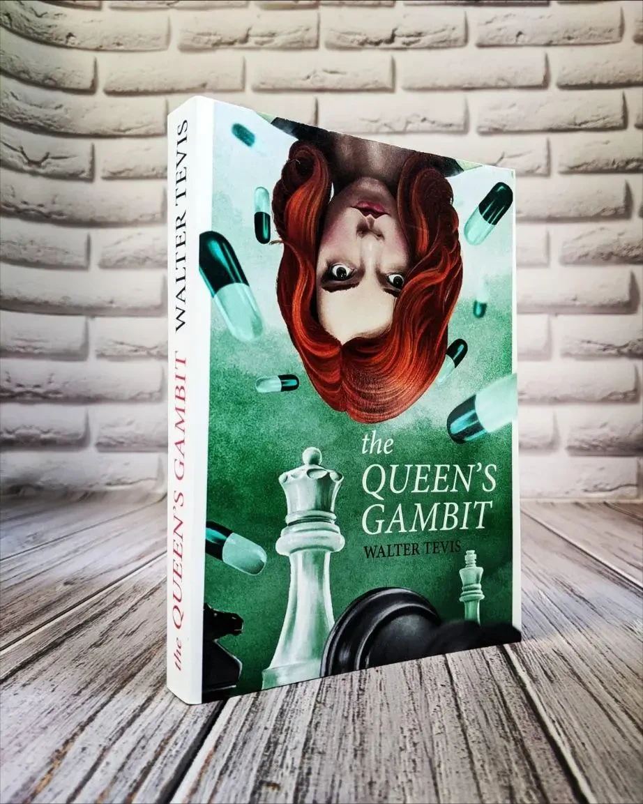 Книга "The Queen's Gambit" (Хід королеви), англійською мовою Волтер Тевіс, фото 1