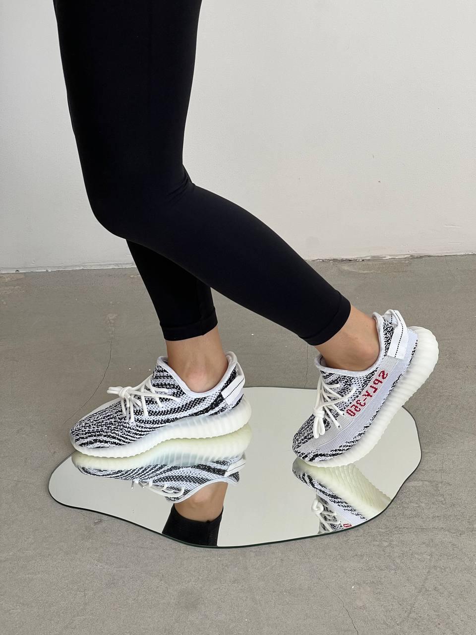 Жіночі кросівки Adidas Yeezy Boost 350 V2 Zebra (біло-чорні) текстильні легкі стильні кроси ЗЕБРА YE076 top