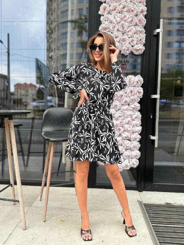 Модна коротка сукня вільного крою у квіточку з довгим рукавом і поясом (42, 44, 46), Чорна