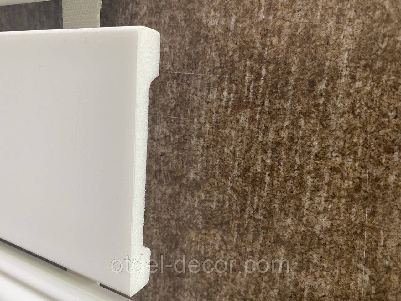 Плінтус Cezar Intense з дюрополімеру LPC-38