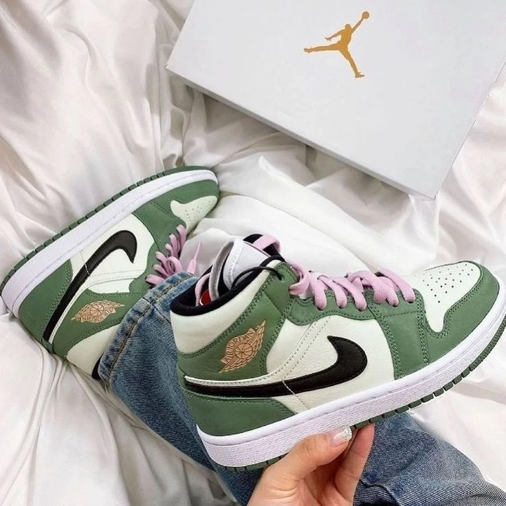 Air jordan 1 mid 2025 size 9