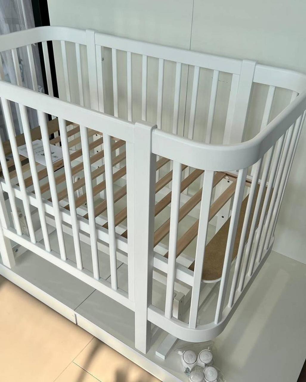 Детская Кроватка Мия 120×60 См, Белая, с Маятником и Колесами, Бук