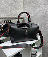 Женская сумка саквояж вместительная городская стильная на широком ремне черная с красным кожзам